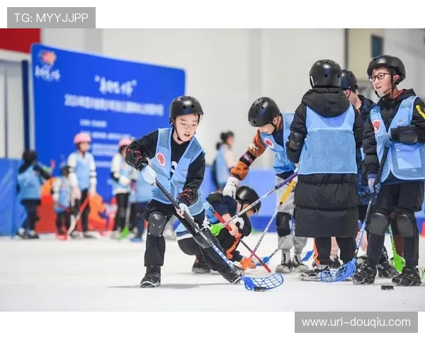 冰球少年麻禹硕尝试曲棍球：球杆不同但乐趣相似